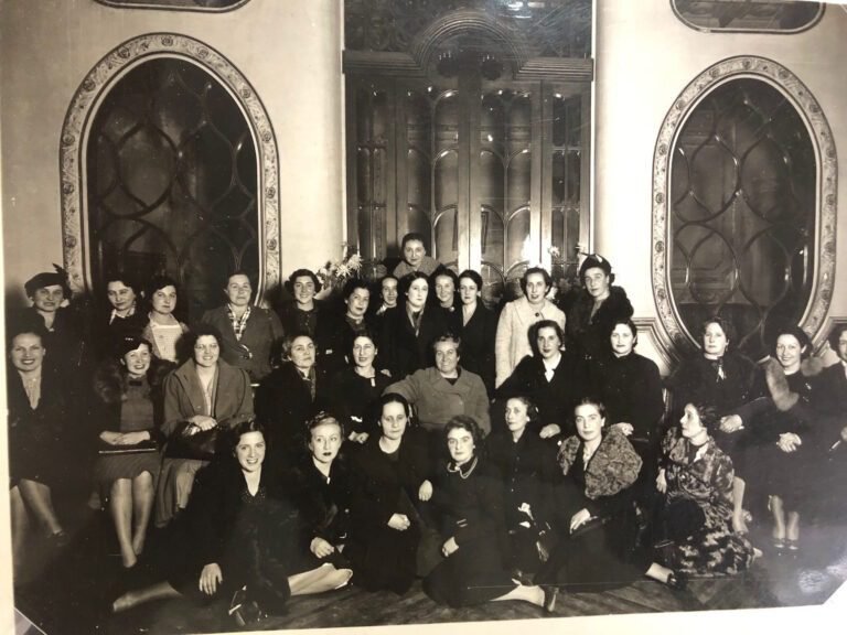 Gabriela Mistral junto a docentes y trabajadoras del ex Liceo 6 de Niñas. Su paso como primera directora del liceo no estuvo exento de polémicas: “Viví un año recibiendo anónimos de insultos y oyendo de tarde en tarde voces escapadas de la campaña” (Mistral, s. f., citada en Martinovic, 2013, p. 23)