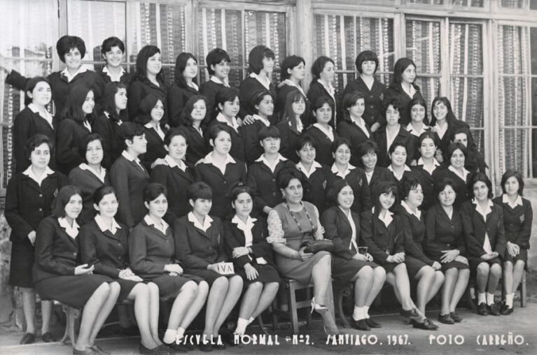 Egresadas de la Escuela Normal nº 2 de Santiago, generación 1962-1967 junto a su profesora de Historia y Geografía. Año 1967. Fotografía de curso en blanco y negro (Copyright: Donada por Judith Araya a Programa Memorias del Siglo XX, DIBAM, disponible en Museo de la Educación Gabriela Mistral).